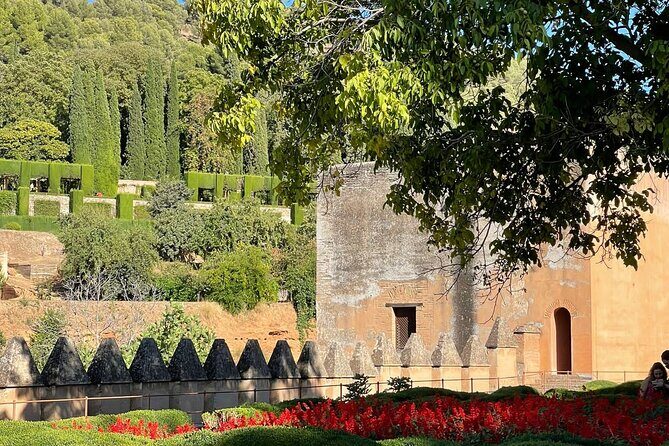 2-Hour Guided Tour of Alhambra Gardens and Alcazaba in Granada - Palacio El Partal: the pond, the portico, and that mirror effect