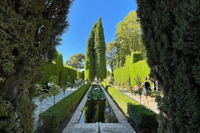2-Hour Guided Tour of Alhambra Gardens and Alcazaba in Granada - Alcazaba: military walls and a view over the Albaicín