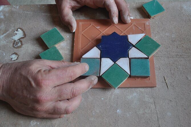 2 hours Craft workshop "The Alhambra with your hands" - Getting to the workshop: the Cathedral area, without the stress