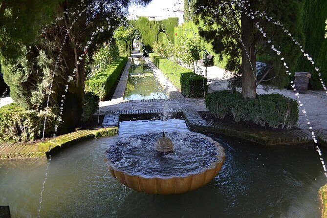 Alhambra al Completo, nazaries palaces, generalife palace - Parting views at the Alcazaba: fortress walls, big Granada energy
