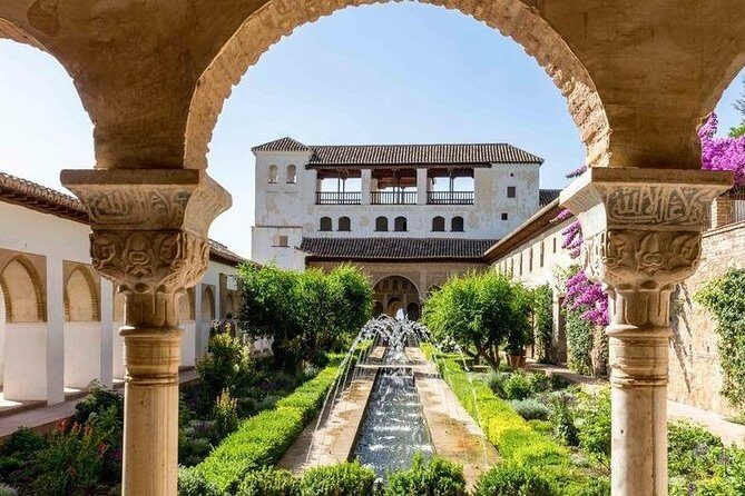 Alhambra and Generalife Skip-the-Line Ticket with Guide - The meeting point on Paseo de la Sabica: why your start time matters