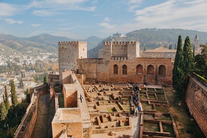Alhambra and Generalife Skip-the-Line Ticket with Guide - Skip-the-line isn’t magic: how guided entry works at Alhambra