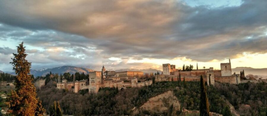 Alhambra and Nasrid Palaces and Local Food Experience - Generalife Gardens: the sultan’s summer palace vibe