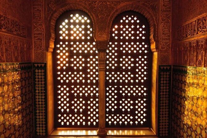 Alhambra and Nasrid Private Walking Tour with Food Tasting - Meeting point and the reality of a 10:00am start