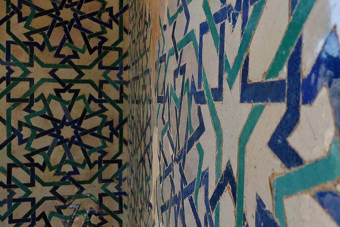 Alhambra &Charles Palace Guided Tour with Optional Nasrid Palaces - Alcazaba and Bosque areas: when fortress views add value