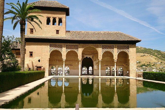 Alhambra &Charles Palace Guided Tour with Optional Nasrid Palaces - Transfers, timing, and meeting point: how to avoid a stressful start