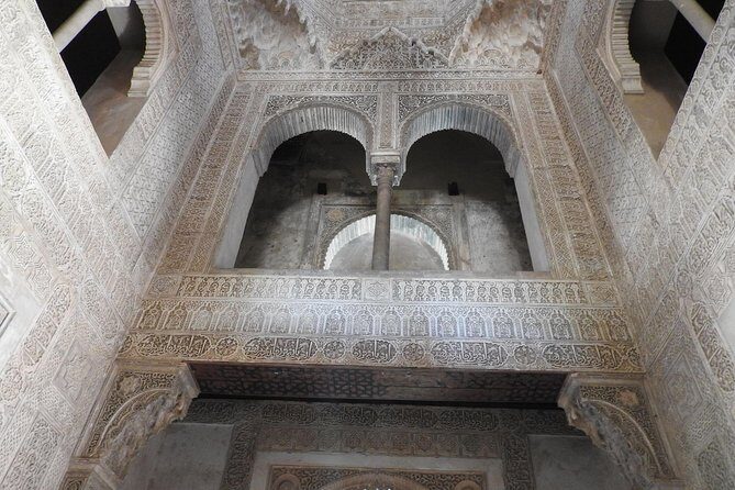 Alhambra daytime visit (8 people) - Alcazaba: the fortress logic behind the palace beauty