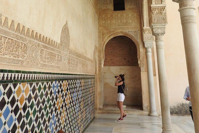 Alhambra daytime visit (8 people) - Nasrid Palaces: royal rooms explained through craft and daily life