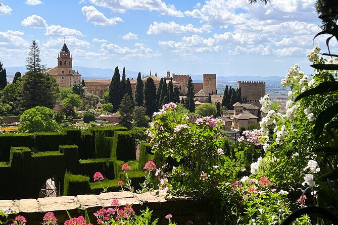 Alhambra Exclusive Tour with Tickets - Your guide: what a specialist can change in how you see it