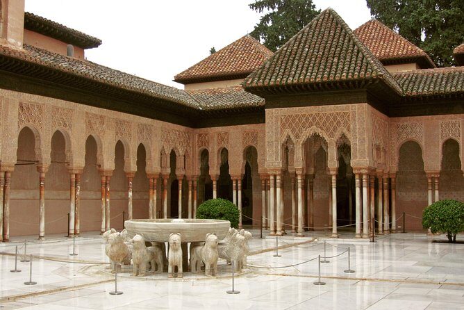Alhambra & Generalife: Exclusive 3-Hour Private Tour with Tickets Included - Nasrid Palaces: the heart of the visit