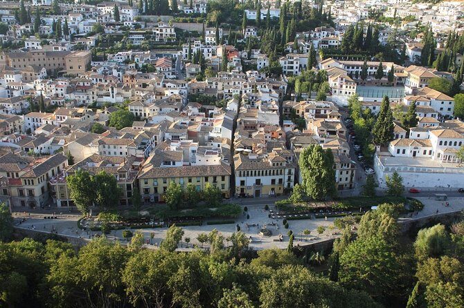 Alhambra & Generalife: Exclusive 3-Hour Private Tour with Tickets Included - Sala de los Reyes and Patio de los Arrayanes: small stops, big meaning