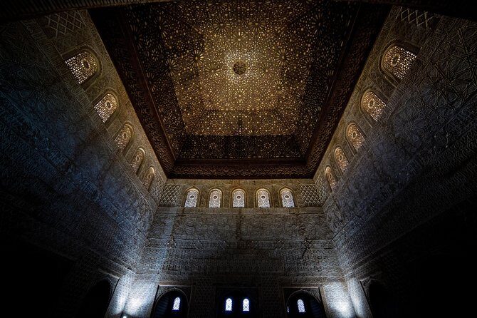 Alhambra & Generalife: Exclusive 3-Hour Private Tour with Tickets Included - Start at the Patronato: the right base for an Alhambra visit