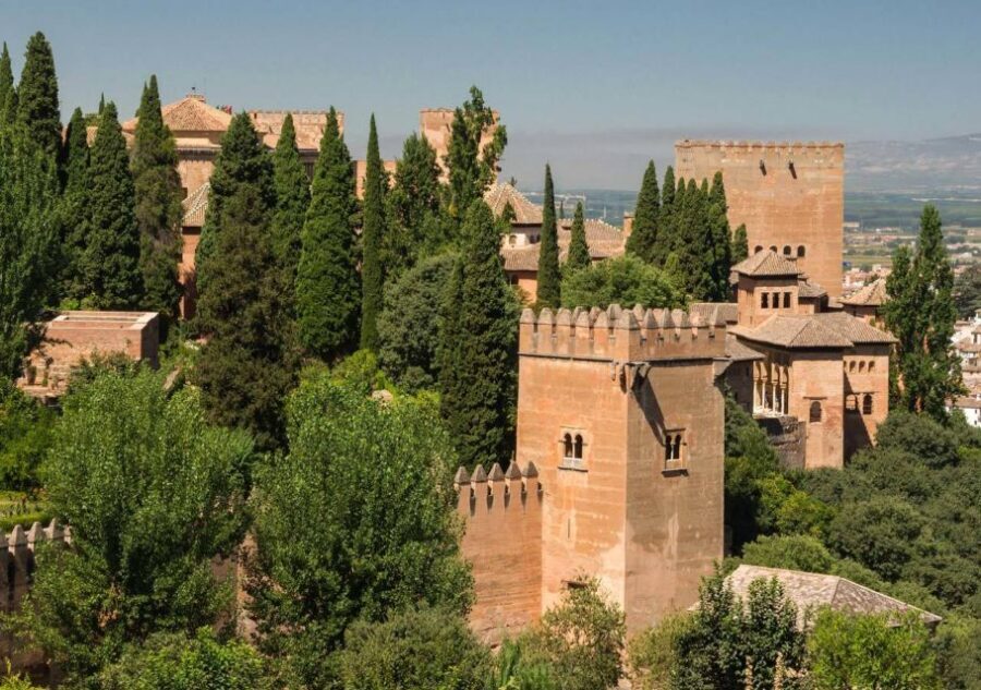 Alhambra & Generalife: Exclusive 3 hours Private Tour - Nasrid Palaces: Where the Details Actually Make Sense