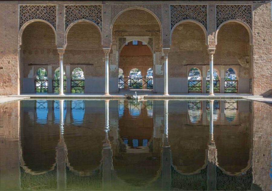 Alhambra & Generalife: Exclusive 3 hours Private Tour - El Generalife and the Carlos V Palace: Gardens Plus a Contrast
