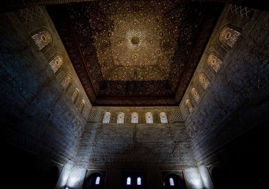 Alhambra & Generalife: Exclusive 3 hours Private Tour - Alcazaba: The Walk to the Views Over Albaycín
