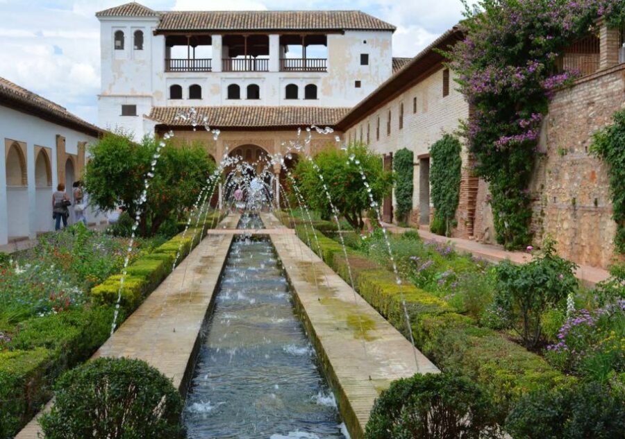 Alhambra & Generalife: Exclusive 3 hours Private Tour - Where You Meet: The Map, the Umbrella, and a No-Stress Start
