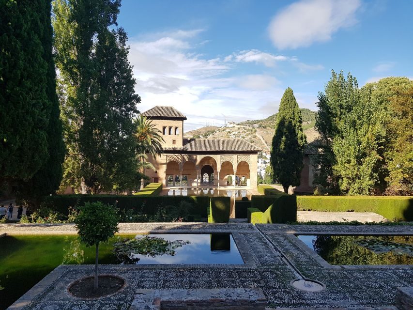 Alhambra: Generalife Gardens & Alcazaba Fast-Track Tour - Key Things You’ll Notice