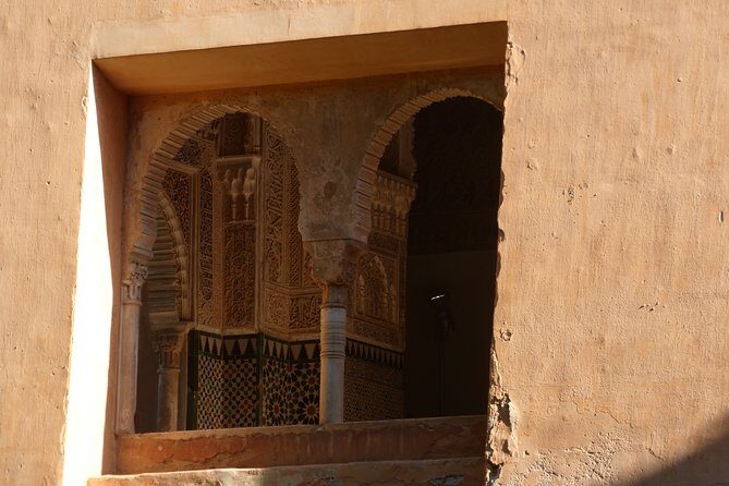 Alhambra & Generalife Skip the Line Premium Tour including Nasrid Palaces - Meeting point and what your first moments feel like