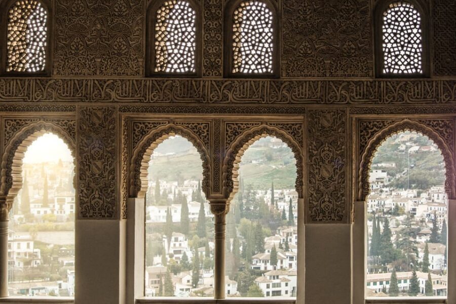 Alhambra & Nasrid Palace: Private Tour with Tickets - Alcazaba: the military zone and the value of big-picture views