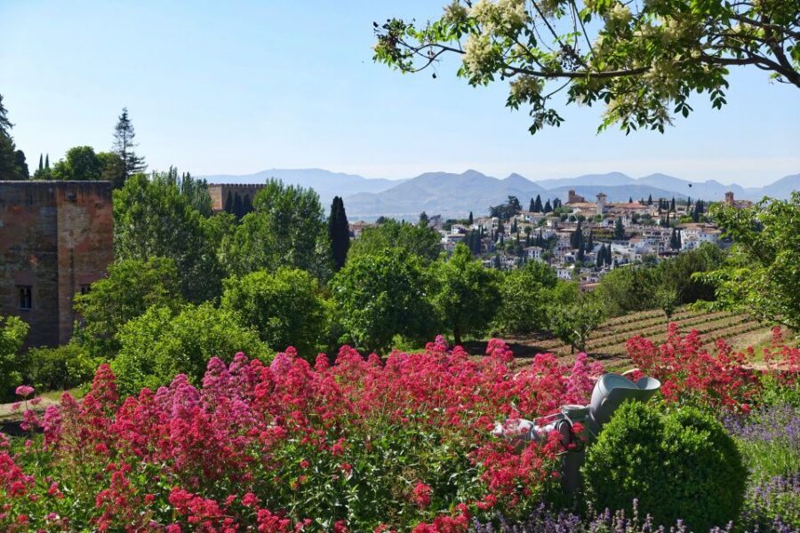 Alhambra, Nasrid Palaces and Albaicin Tour - Sacromonte: finishing with a different Granada mood