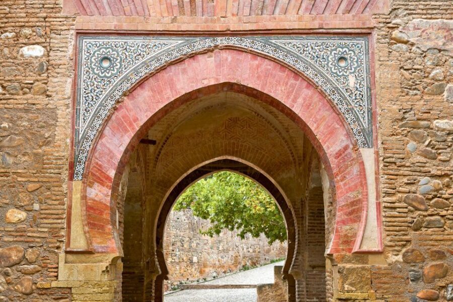 Alhambra, Nasrid Palaces, and Generalife 3-Hour Guided Tour - Generalife Gardens: Patios, Water, and Views Over Granada
