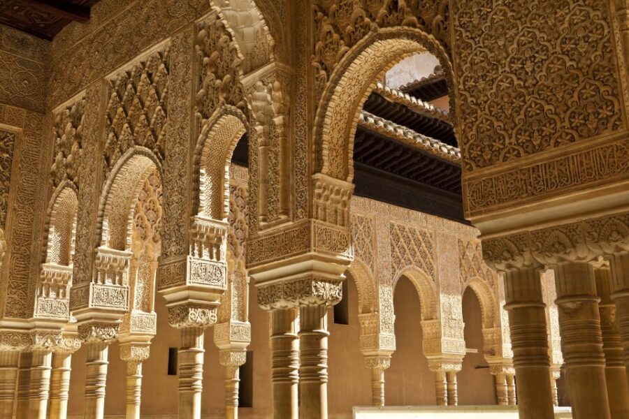 Alhambra, Nasrid Palaces, and Generalife 3-Hour Guided Tour - How the Bilingual Format Shapes the 3-Hour Pace