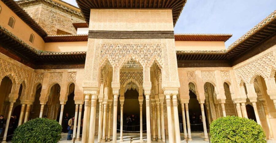 Alhambra, Nasrid Palaces, and Generalife 3-Hour Guided Tour - What It’s Like to Move Through Alhambra on a Timed Tour