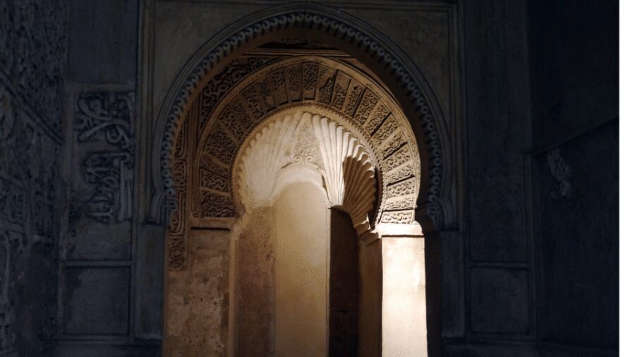 Alhambra: Nasrid Palaces Guided Night Tour without tickets - Outside the Walls: Getting Oriented Before the Palaces