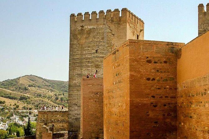 Alhambra Private Tour: Nasrid Palaces, Alcazaba and Generalife - Stop 2: Alcazaba fortress walk with strategic views (30 minutes)