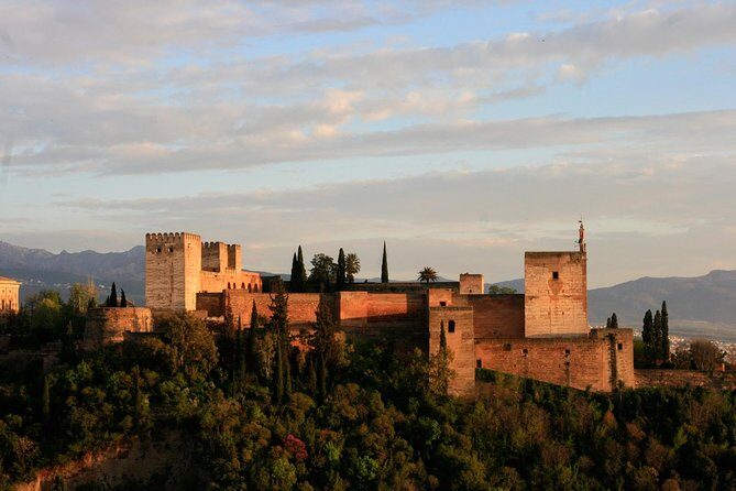 Alhambra Private Tour: Nasrid Palaces, Alcazaba and Generalife - Stop 3: Nasrid Palaces for stucco, courtyards, fountains, and gardens (1 hour)