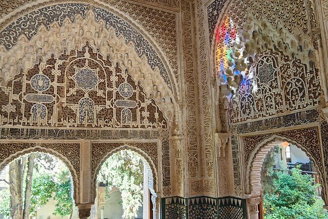 Alhambra Private Tour with Tickets to the Nasrid Palaces - Meeting point, timing, and the one thing you must not forget