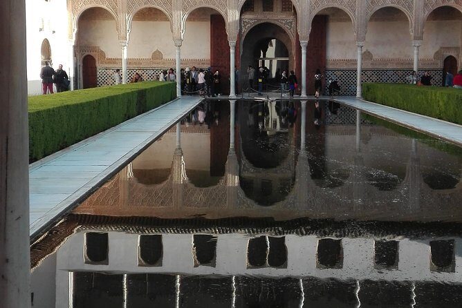 Alhambra private tour (without tickets) total/group Max 15 people - Where you meet and how the tour keeps moving