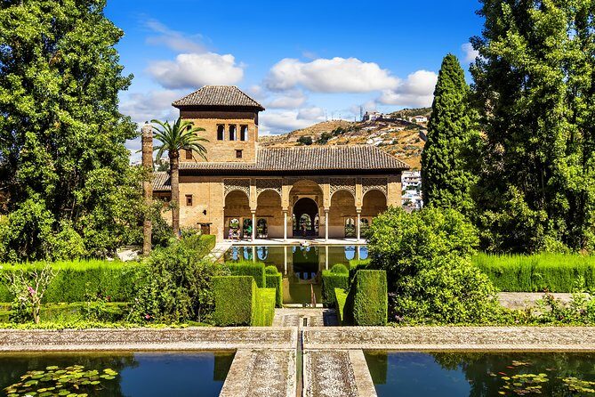 Alhambra Ticket and Guided Tour with Nasrid Palaces - First impressions: what this Alhambra tour gets right