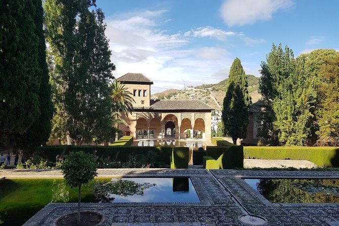 Alhambra Tour :Generalife Gardens ,Palaces and towers.Skiptheline - Quick highlights