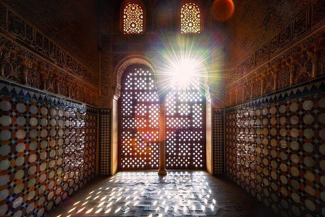 Alhambra Tour & ticket: Nasrid Palaces, Alcazaba & Generalife - Small group size and the radio-guide: helpful, but not perfect