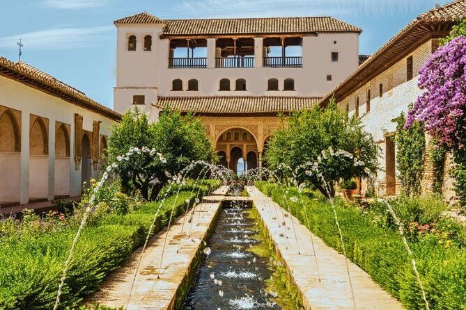 Alhambra: tour with Generalife and Alcazaba. Admission not included - Alhambra Tour, Generalife, and Alcazaba: what this guide adds
