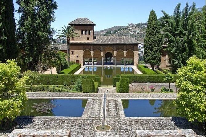 Alhambra: tour with Nasrid Palaces. Admission not included - Timing, group size, and what to expect from the guide