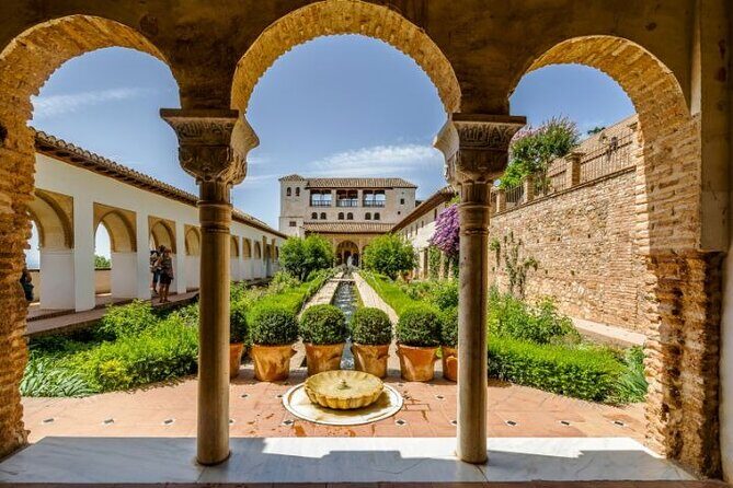Alhambra: tour with Nasrid Palaces. Admission not included - The ticket split that can make or break your visit
