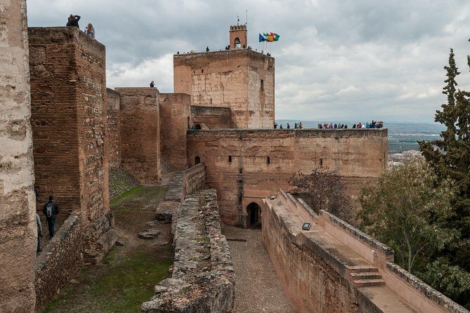 Alhambra Visit with Private Official Guide in Granada - Stop 4: Patio de los Leones photo stop at palace rhythm speed