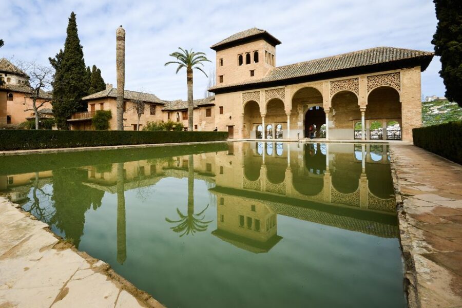 From Seville: Granada & Alhambra Tour with Optional Ticket - Alhambra, Generalife, and Nasrid Palaces: how to make the ticket time count