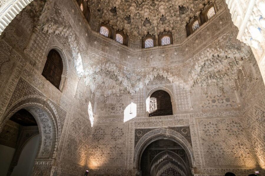 Granada: 3-Hour Alhambra and Generalife Gardens Guided Tour - Court of the Lions: the stop that makes the whole place click