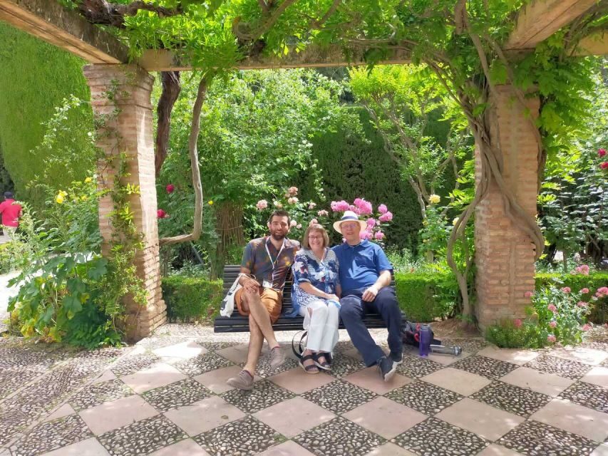 Granada: Alhambra and City Private Tour - Getting started at Restaurante La Mimbre (and why the meeting point matters)