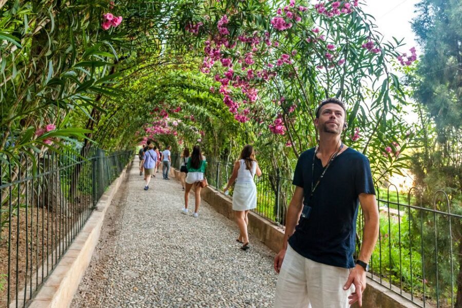 Granada: Alhambra and Generalife Garden Ticket & Guided Tour - Why Alhambra + Generalife in one tour is such good value