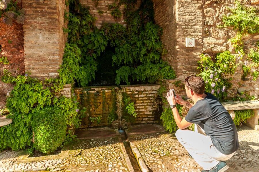 Granada: Alhambra and Generalife Garden Ticket & Guided Tour - Palace of Carlos V: Renaissance contrast inside an Islamic complex