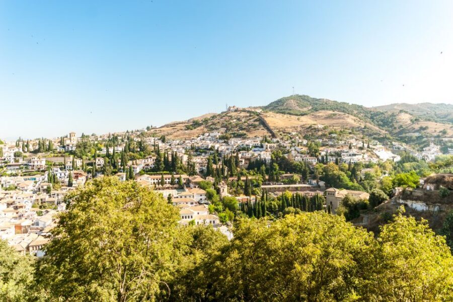 Granada: Alhambra and Generalife Garden Ticket & Guided Tour - Getting to the Access Pavilion and finding your guide