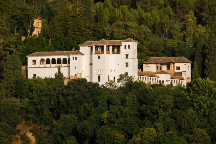 Granada Alhambra and Generalife Gardens Experience Tour - Alcazaba Fortress: the oldest Alhambra start point and the best excuse to climb