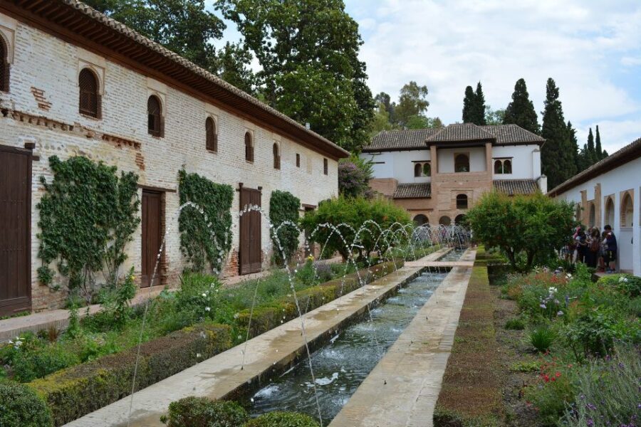 Granada: Alhambra and Generalife Gardens Guided Tour - The best way to do Alhambra fast: what this guided route gets right