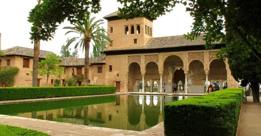 Granada: Alhambra and Generalife Gardens Guided Tour - Meeting the orange umbrella and getting your bearings