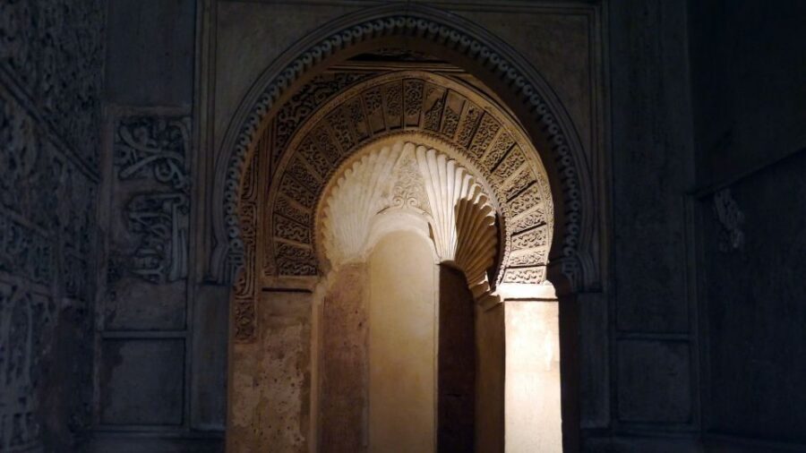 Granada: Alhambra and Generalife Private Fast-Track Tour - Practical Logistics: Meeting Point, What to Bring, and What Not to Do
