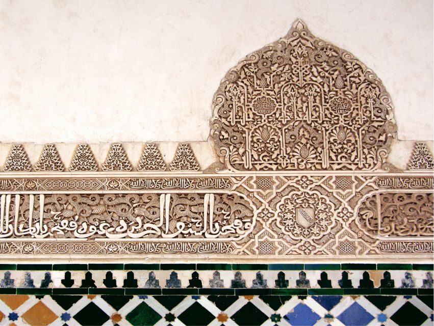 Granada: Alhambra and Generalife Private Fast-Track Tour - Generalife Gardens: A 45-Minute Reset Between Palaces